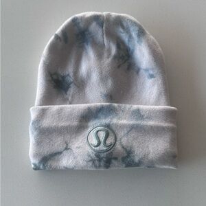 lululemon tie dye blue and white logo beanie